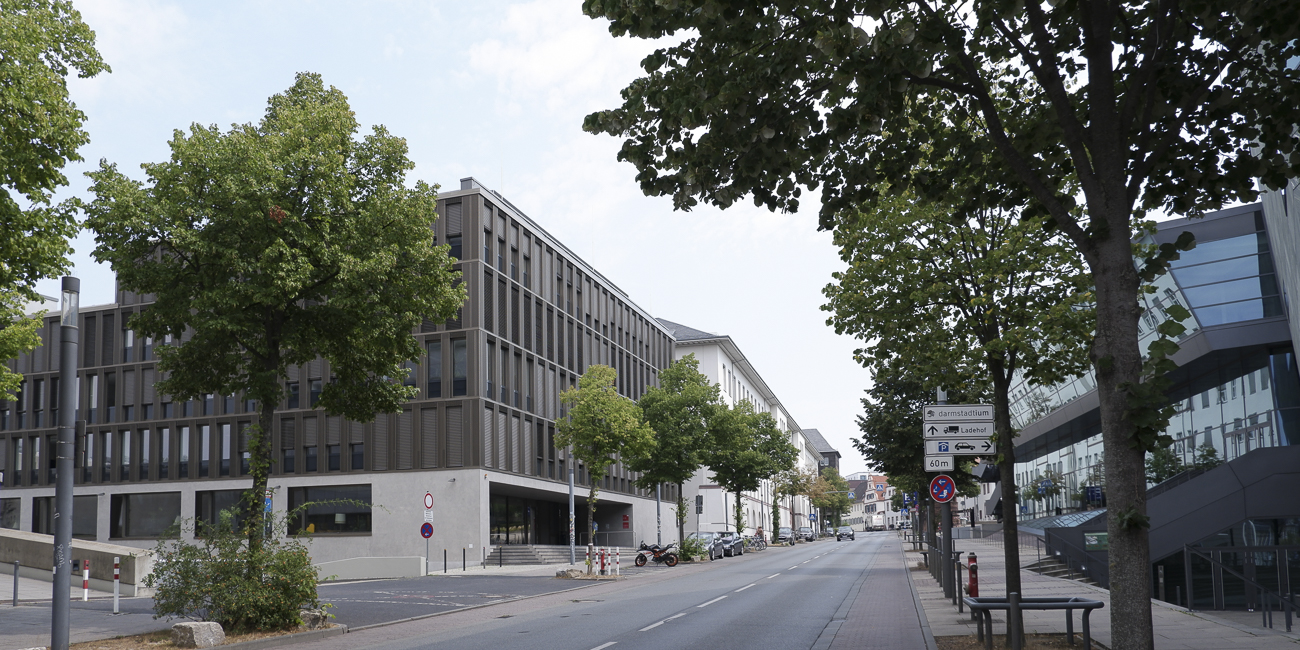 HRZ Gebäude im Sommer