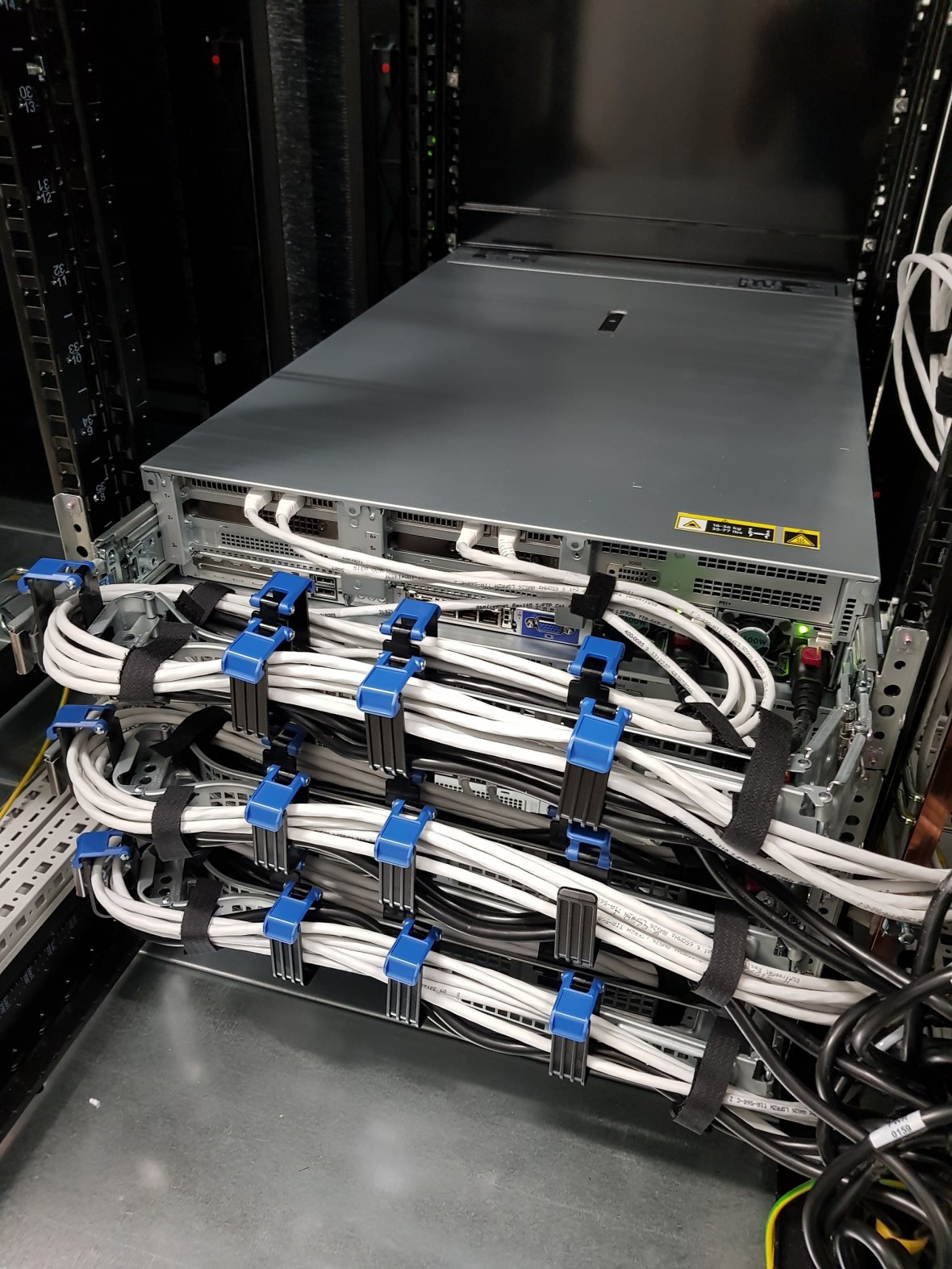 Foto: Ein Blick auf die Verkabelung eines Servers des Worker-Clusters