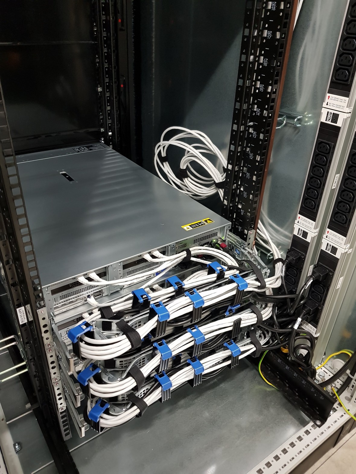 Foto: Ein Blick auf die Verkabelung eines Servers des Worker-Clusters
